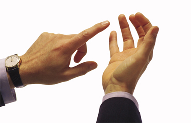 picture of a pair of male hands counting